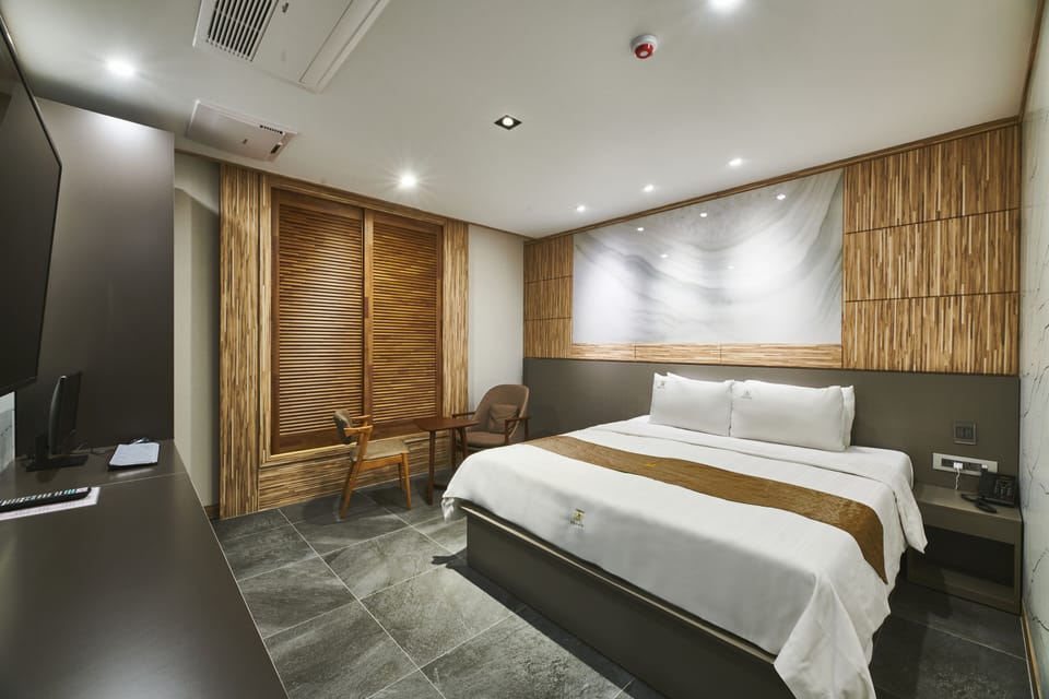 Standard Room | Premium bedding, minibar, in-room safe, iron/ironing board