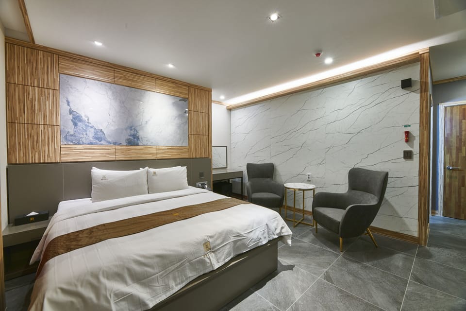 Suite (Double) | Premium bedding, minibar, in-room safe, iron/ironing board