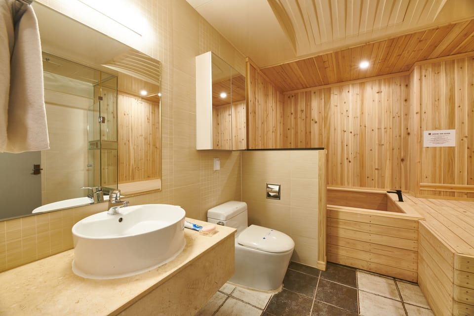 Suite (Double) | Bathroom | Separate tub and shower, deep soaking tub, free toiletries, hair dryer