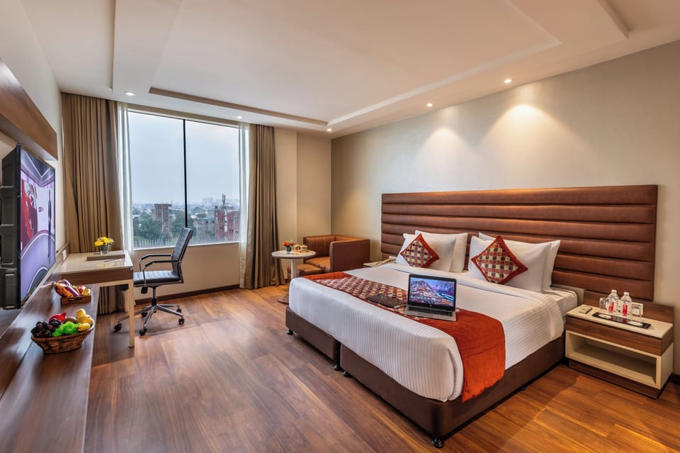 Deluxe Room | 1 bedroom, in-room safe, desk, laptop workspace