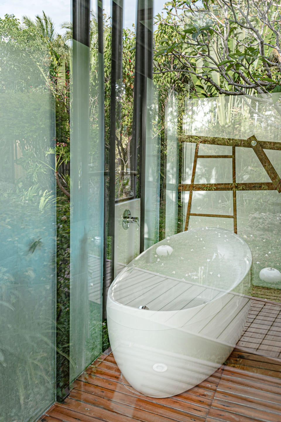 Classic Villa | Bathroom | Separate tub and shower, deep soaking tub, free toiletries, hair dryer