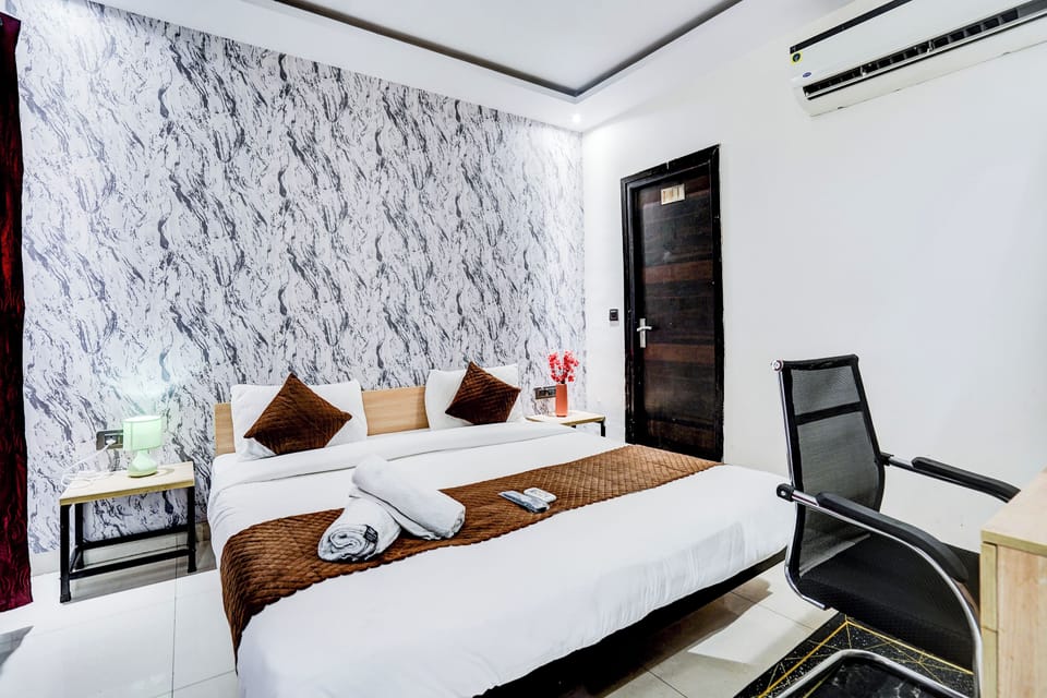 Deluxe Duplex, City View | Desk, laptop workspace, free WiFi