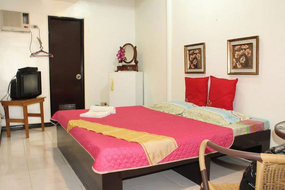 Superior Room | Desk, iron/ironing board, free WiFi, bed sheets