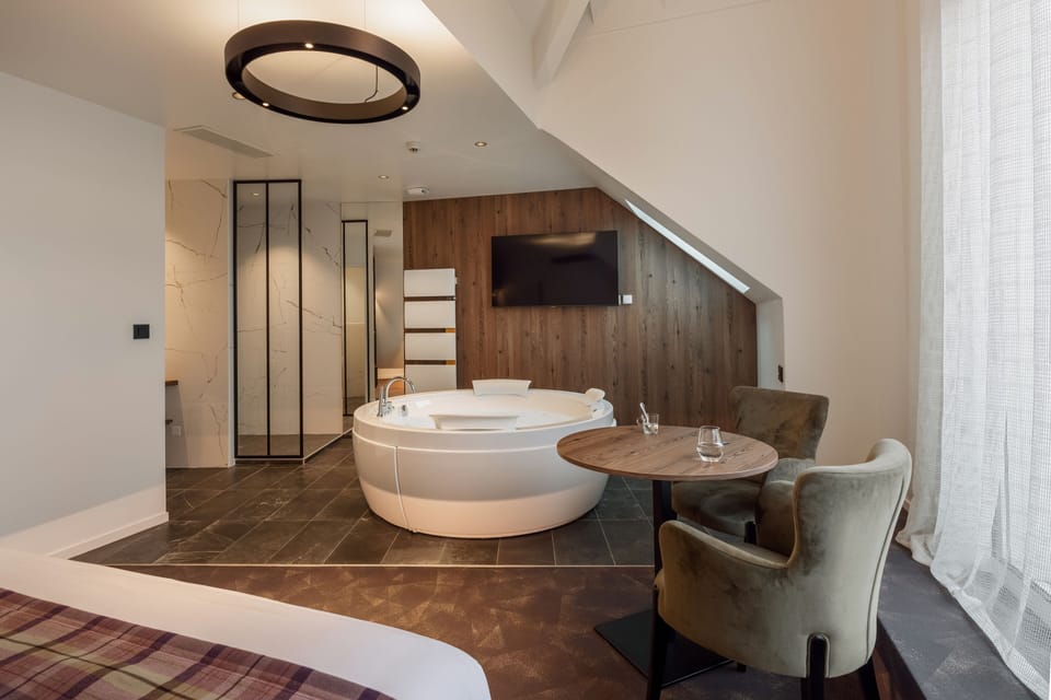 Deluxe Room, Jetted Tub | Minibar, individually decorated, soundproofing, travel crib