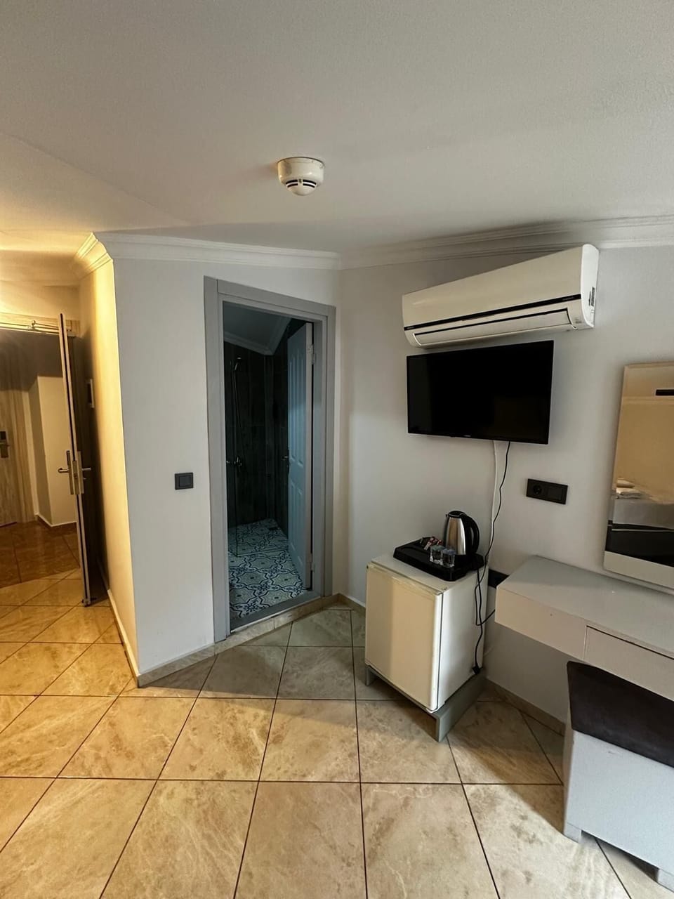 Economy Room, Balcony | Bathroom | Shower, free toiletries, hair dryer, slippers