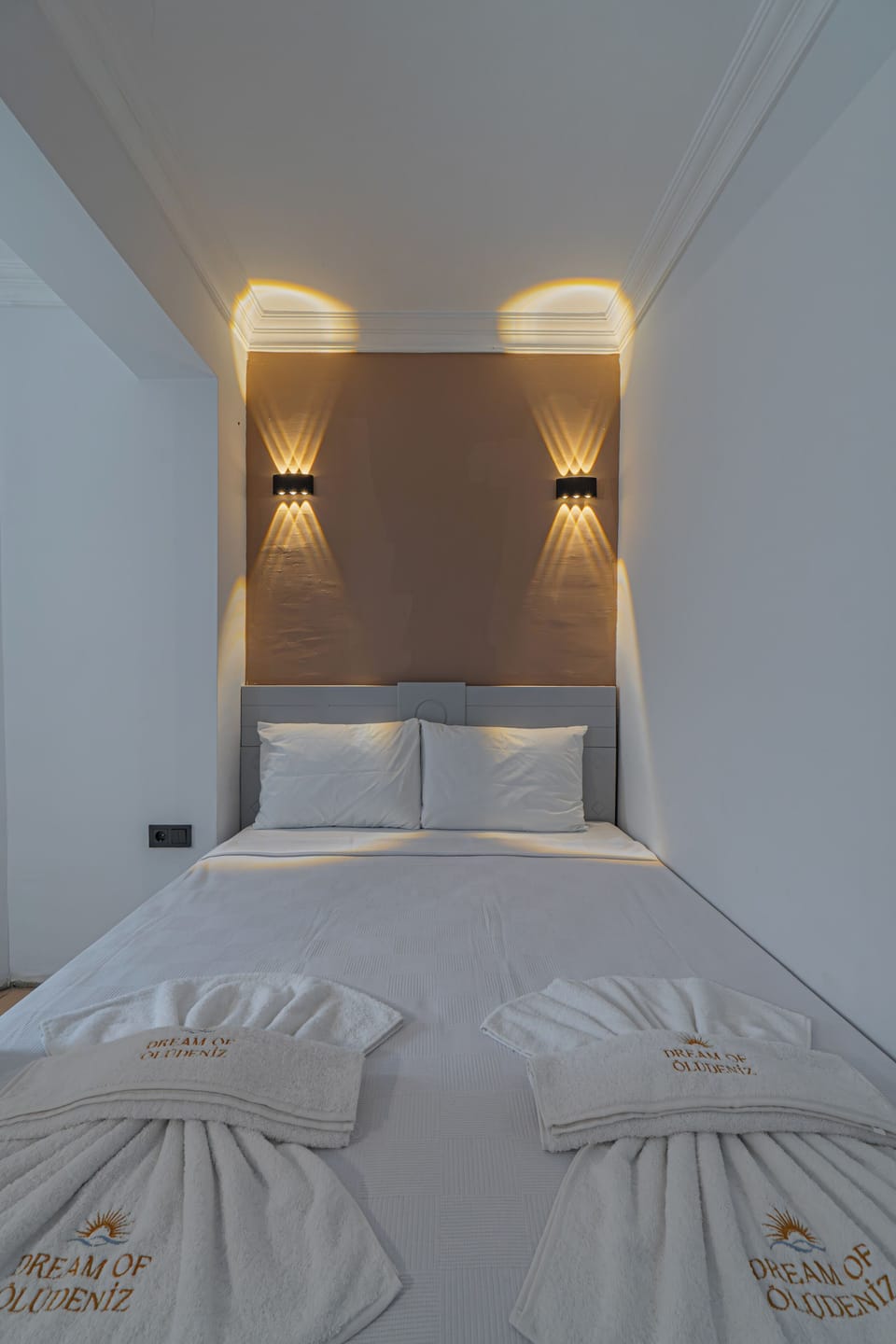 Family Room | Minibar, in-room safe, WiFi (free), bed sheets
