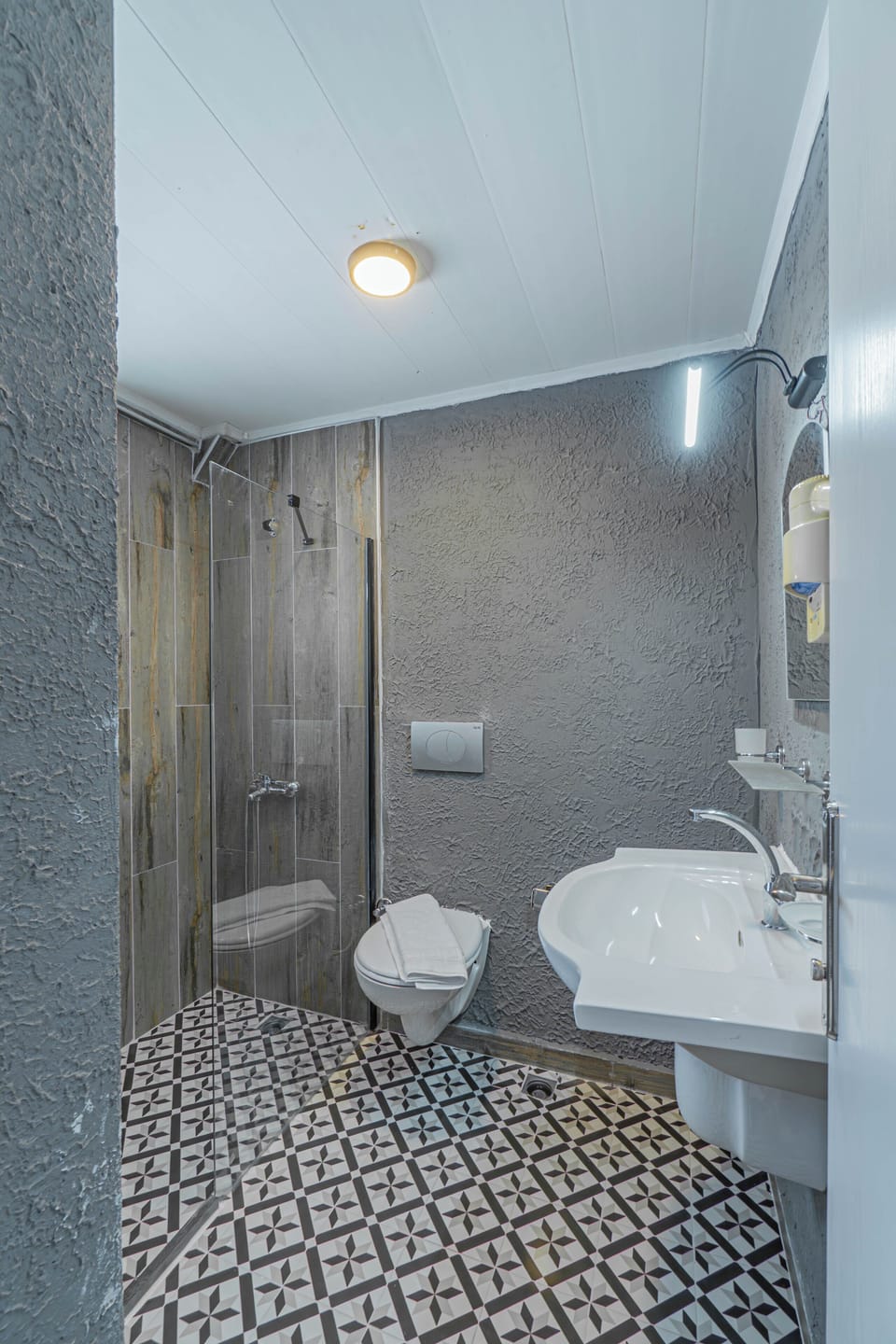 Standard Room | Bathroom | Shower, free toiletries, hair dryer, slippers
