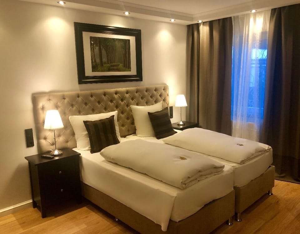 Deluxe Room, 1 Bedroom, Non Smoking, Garden View | Premium bedding, minibar, in-room safe, desk