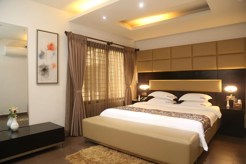Premium deluxe | Minibar, in-room safe, desk, iron/ironing board