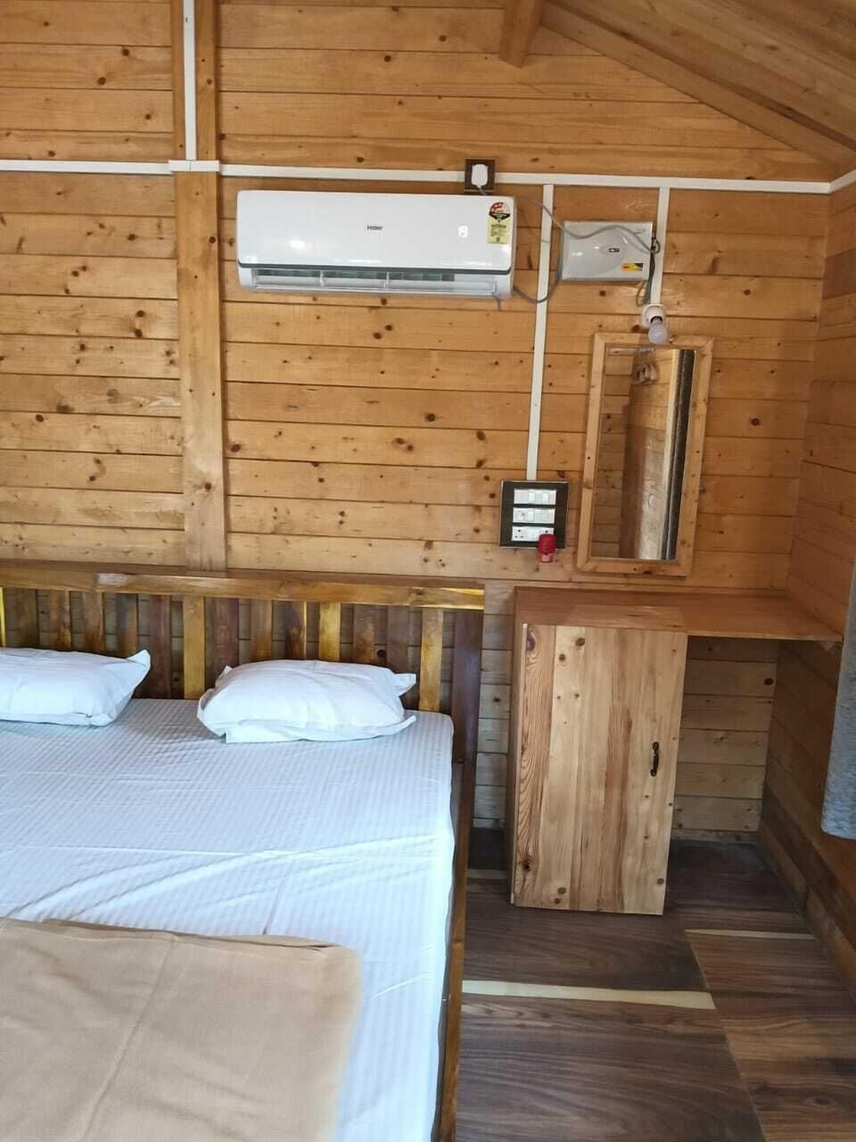 Desk, soundproofing, free WiFi
