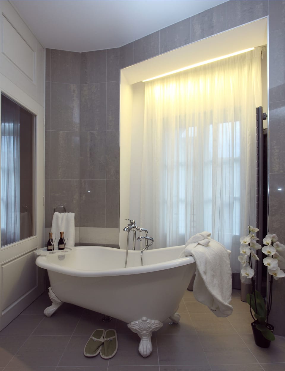 Deluxe Double Room | Deep soaking bathtub