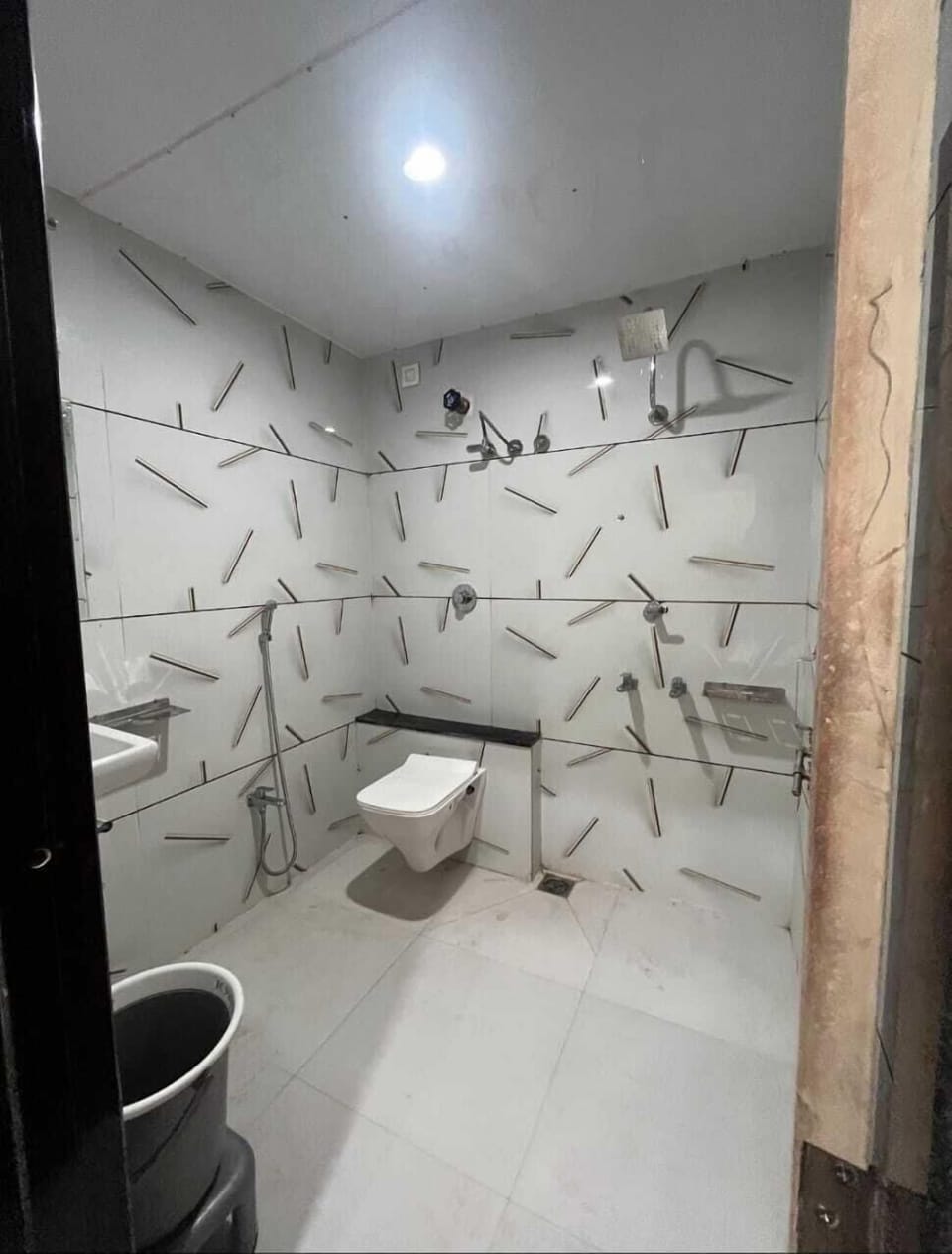 Deluxe Room | Bathroom | Shower, free toiletries, towels, shampoo