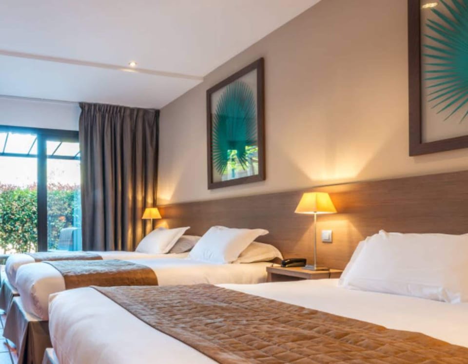 Family Room | In-room safe, desk, soundproofing, free WiFi