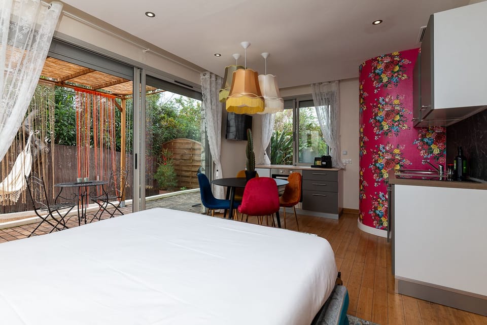 Luxury Studio, Ensuite (Bord de mer) | In-room safe, individually decorated, individually furnished, desk