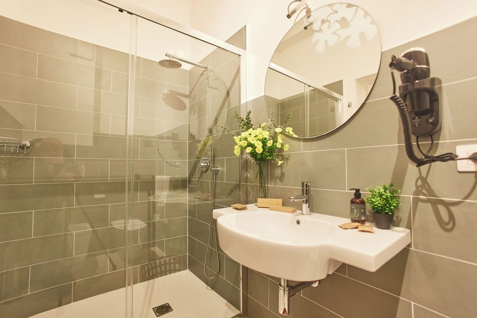 Standard Triple Room | Bathroom | Shower, hair dryer, bidet, towels
