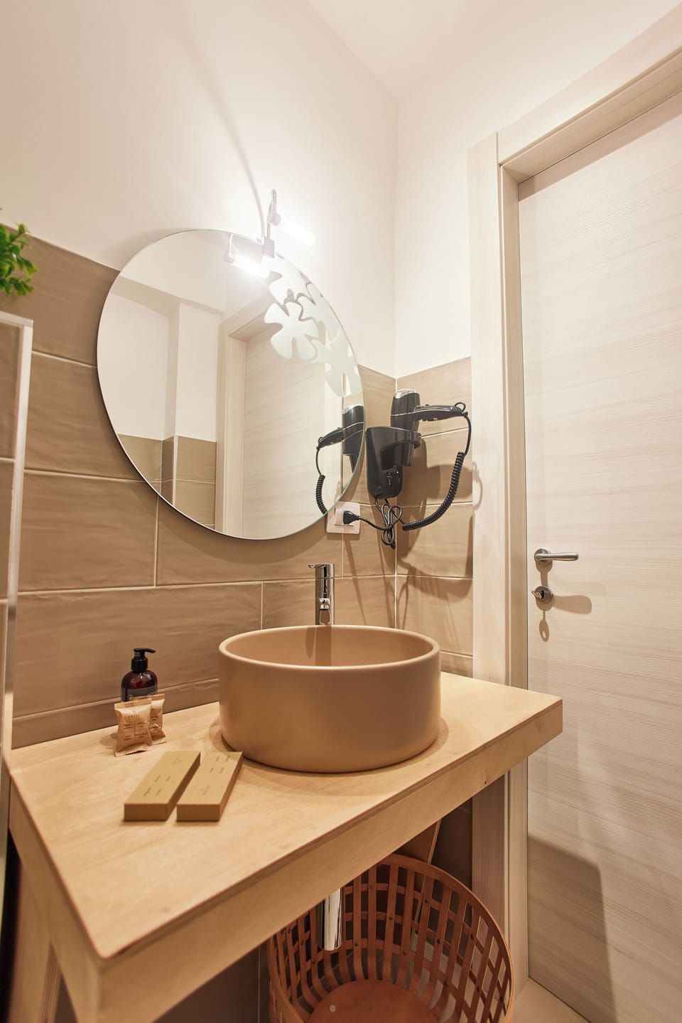 Standard Quadruple Room | Bathroom | Shower, hair dryer, bidet, towels