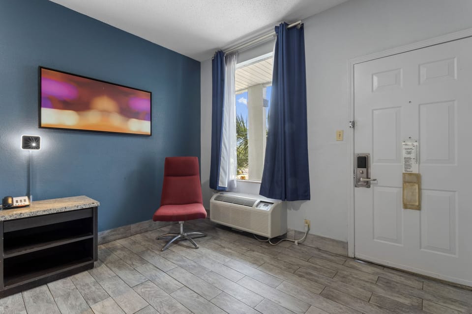 Standard Room, 1 King Bed, Non Smoking | In-room safe, iron/ironing board, free WiFi, bed sheets