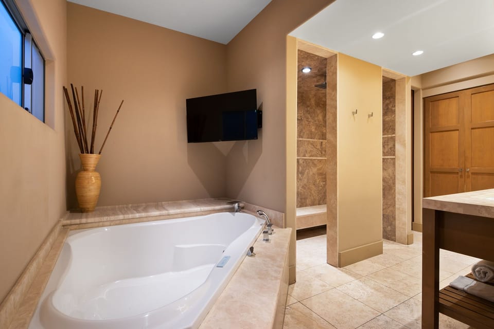 Luxury Suite, Hot Tub, Pool View | Private spa tub