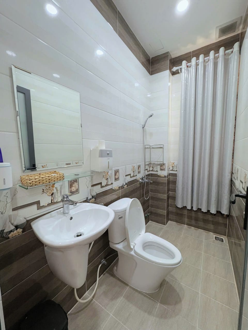 Shower, hair dryer, slippers, bidet
