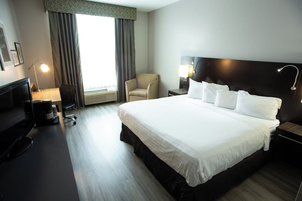 1 bedroom, premium bedding, in-room safe, desk