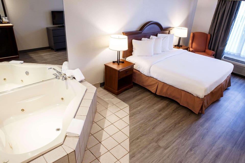Suite, 1 King Bed, Non Smoking, Jetted Tub | 1 bedroom, premium bedding, in-room safe, desk