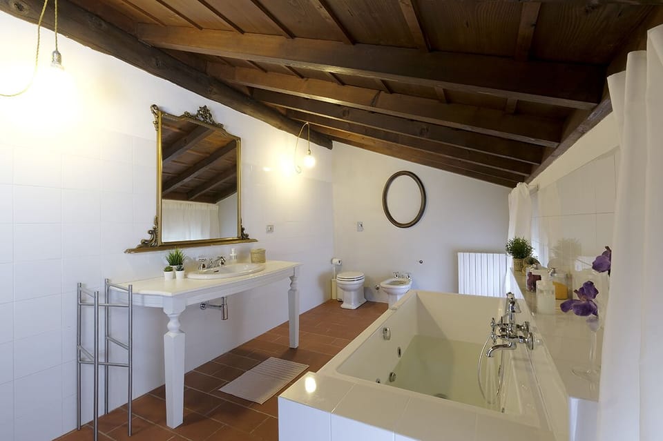 Double Room, Bathtub, Tower | Bathroom | Shower, rainfall showerhead, free toiletries, hair dryer