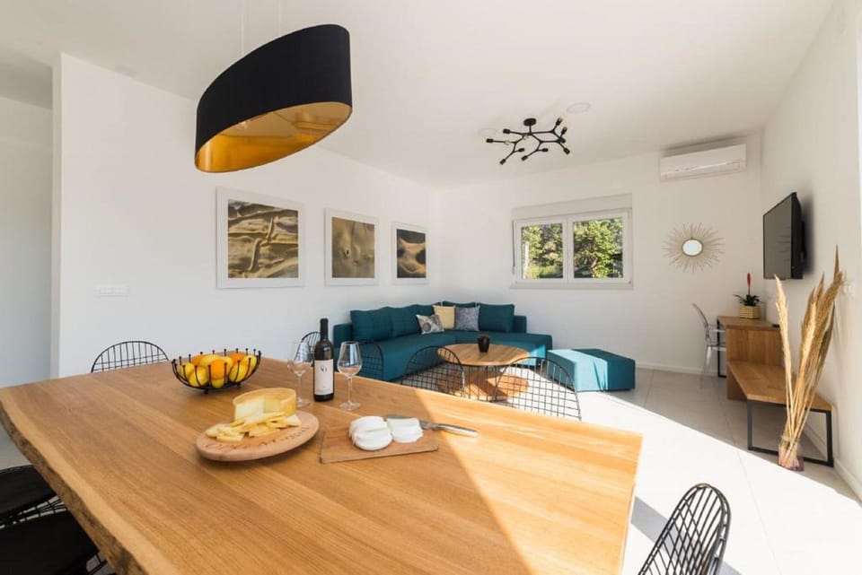 Villa (Four Bedroom Villa with Pool (Villa 1) | Dining room