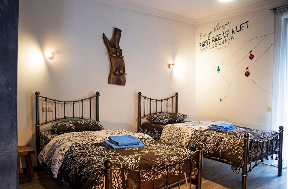 Classic Triple Room | Desk, laptop workspace, free WiFi