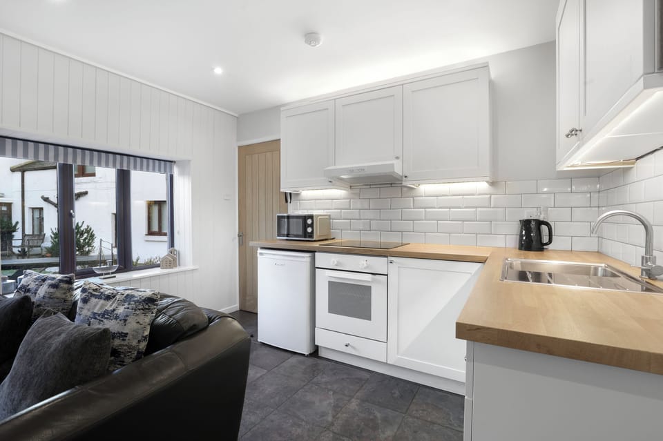 Cottage | Private kitchen | Electric kettle, toaster