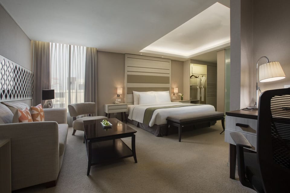 Premier Room | Minibar, in-room safe, desk, iron/ironing board