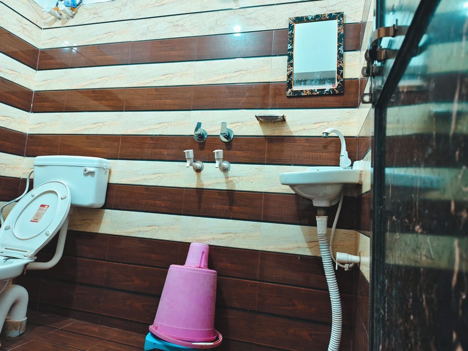 Deluxe Room, 2 Bedrooms, Non Smoking, Private Bathroom | Bathroom | Eco-friendly toiletries, bidet, soap