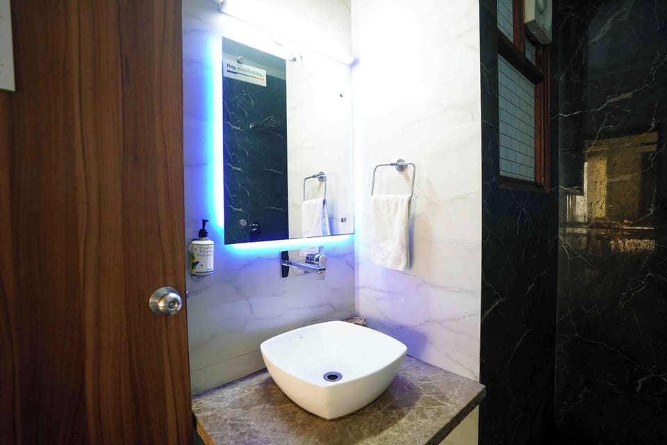 Superior Room | Bathroom | Shower, free toiletries, slippers, towels