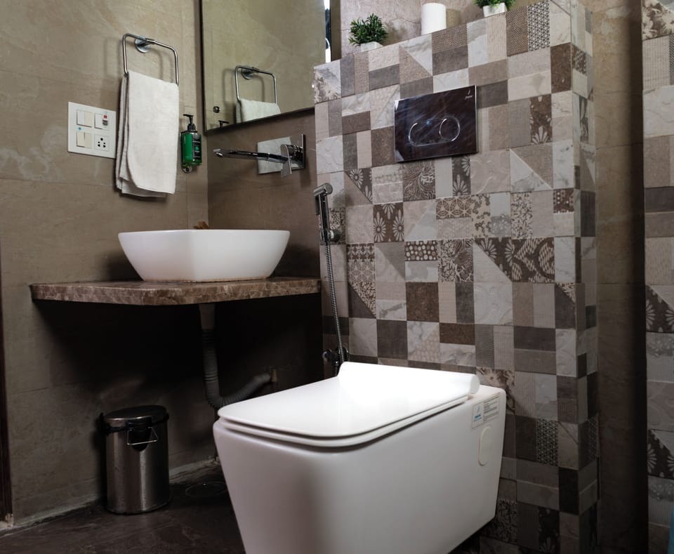 Deluxe Room | Bathroom | Shower, free toiletries, slippers, towels