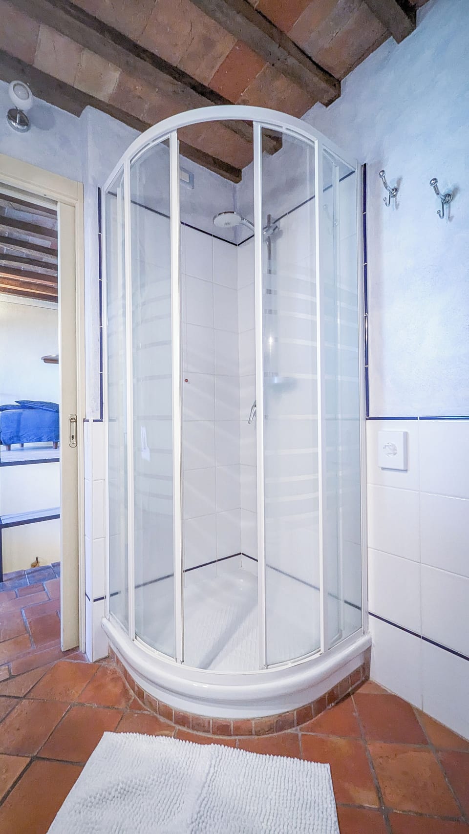 Suite Bernardo, Panoramica al terzo piano senza ascensore | Bathroom | Shower, hair dryer, towels, soap