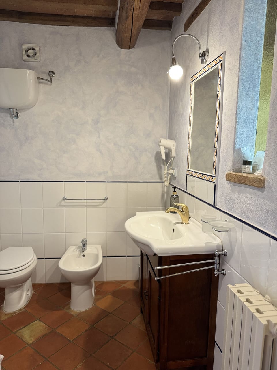 Suite Bernardo, Panoramica al terzo piano senza ascensore | Bathroom | Shower, hair dryer, towels, soap
