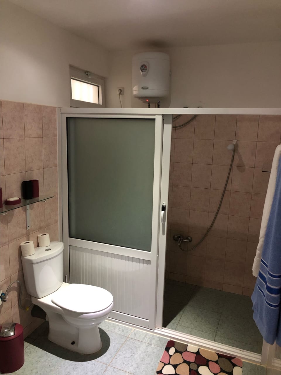 Deluxe Suite | Bathroom | Shower, towels, soap, shampoo