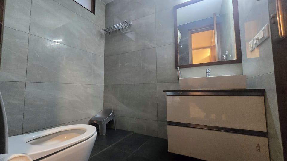 Deluxe Room, 1 Double Bed, Park View | Bathroom | Shower, free toiletries, hair dryer, bathrobes