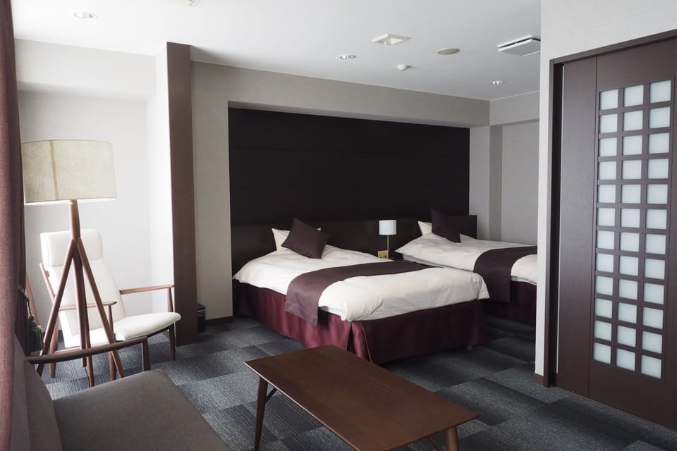 [Main Building] Deluxe Room, with Private Bath & Toilet, WiFi, Non Smoking | Desk, WiFi (free), bed sheets