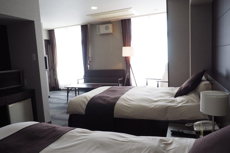 [Main Building] Deluxe Room, with Private Bath & Toilet, WiFi, Non Smoking | Desk, WiFi (free), bed sheets