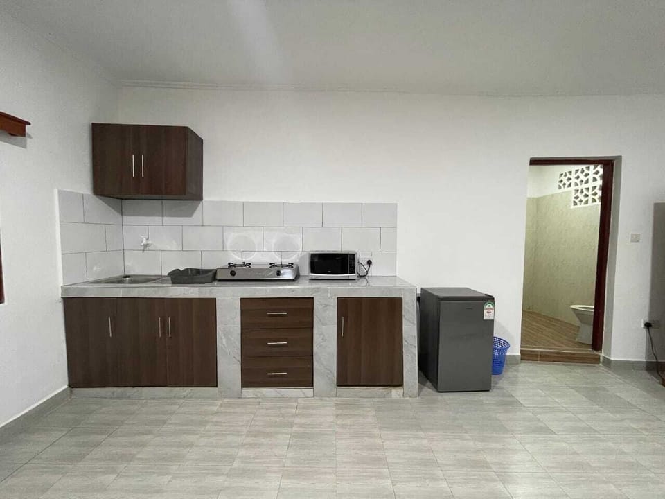 Deluxe Studio | Private kitchen | Cookware/dishes/utensils, cleaning supplies, paper towels