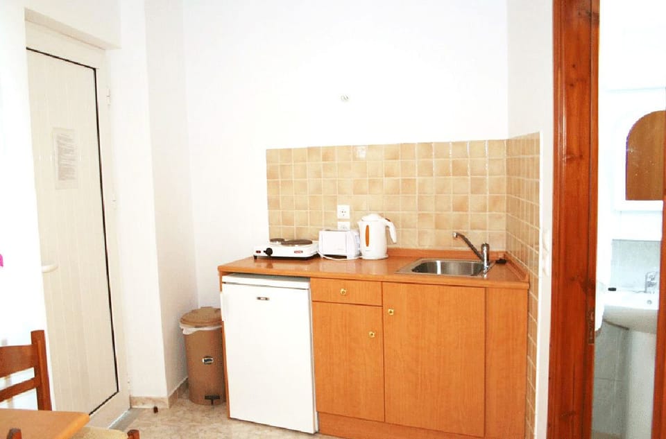 Fridge, coffee/tea maker, electric kettle, cookware/dishes/utensils