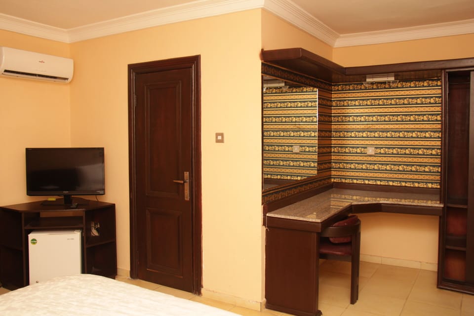 Luxury Room | In-room safe, desk, laptop workspace, soundproofing