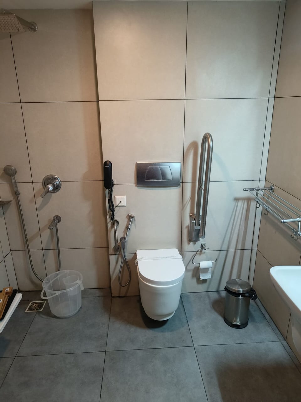 Deluxe Double Room | Bathroom | Shower, slippers, towels, soap