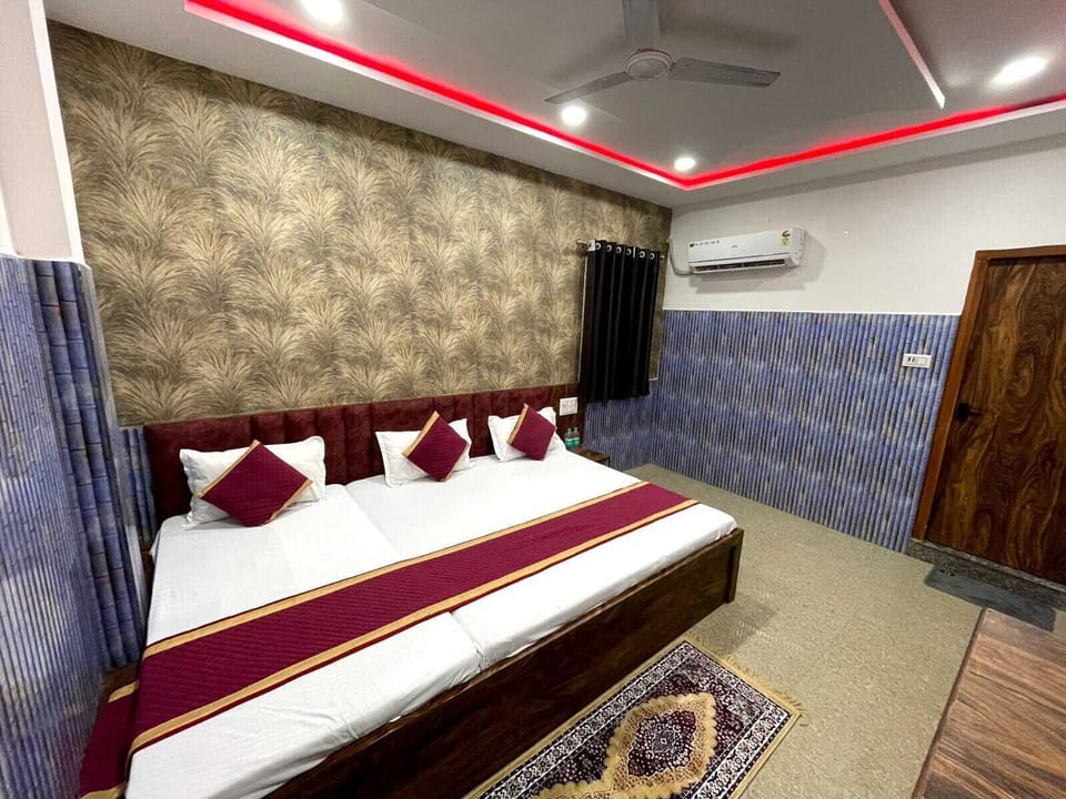 Family Room | Desk, laptop workspace, soundproofing, free WiFi