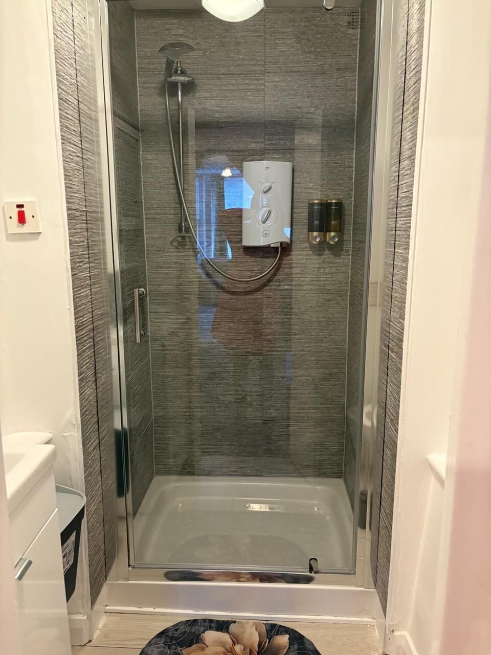 Deluxe Double Room | Bathroom | Shower, free toiletries, hair dryer, towels