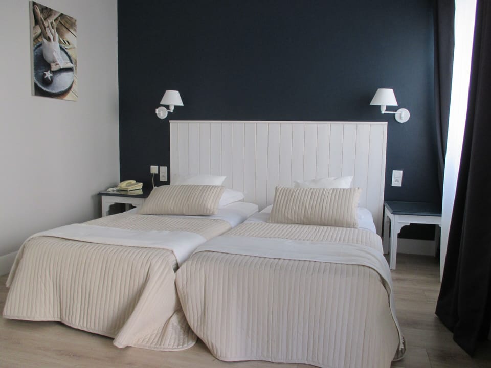 Comfort Double Room, Pool View | Desk, soundproofing, free WiFi, bed sheets