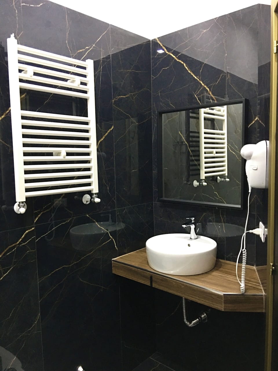 Deluxe Double Room | Bathroom | Shower, hair dryer, towels, soap