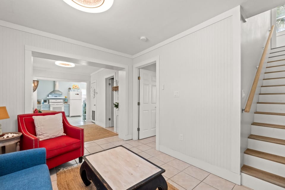 House, Ocean View | Living area | 33-inch Smart TV with digital channels, Netflix, Hulu