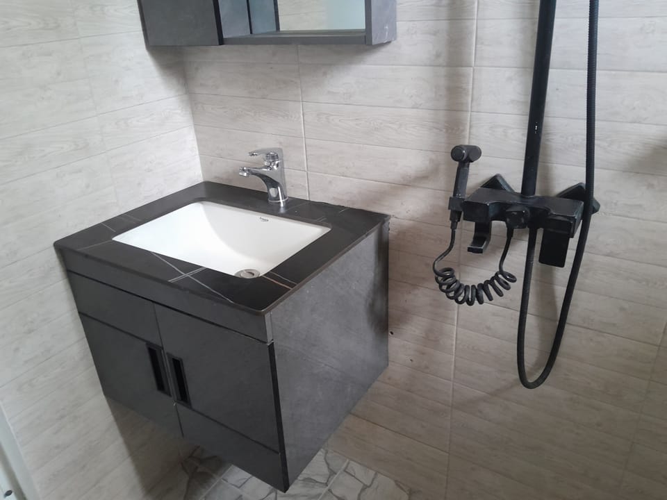 Executive Room | Bathroom | Combined shower/tub, bathrobes, slippers, bidet