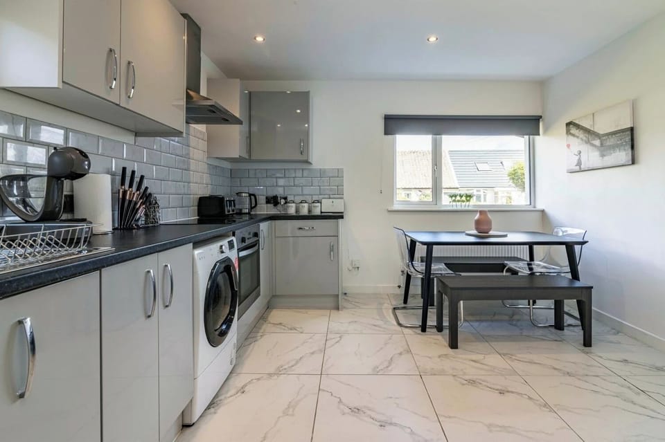 House | Private kitchen | Fridge, microwave, oven, stovetop